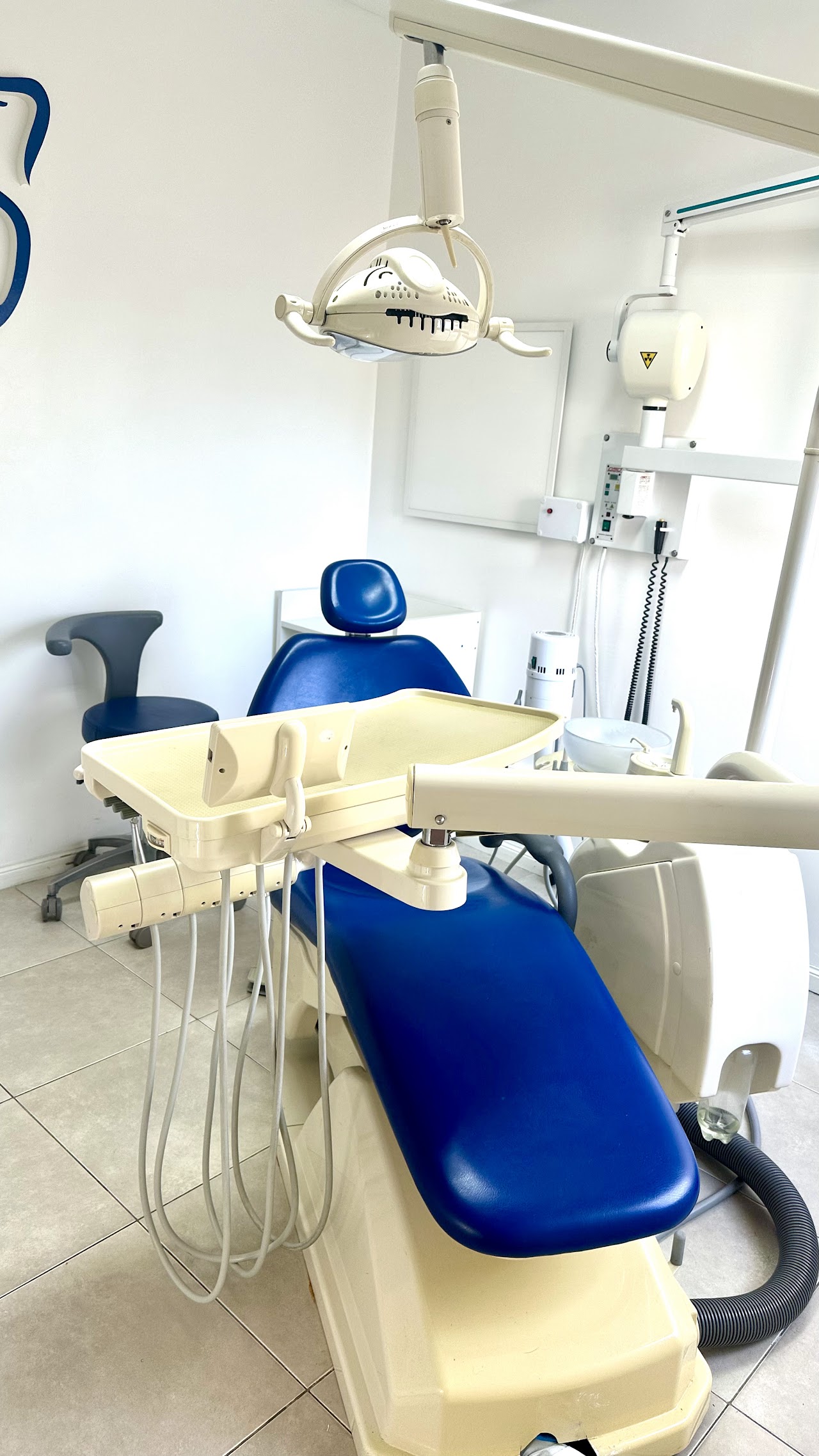 Sillón dental moderno en el consultorio de Bita Odontológico en Ituzaingó